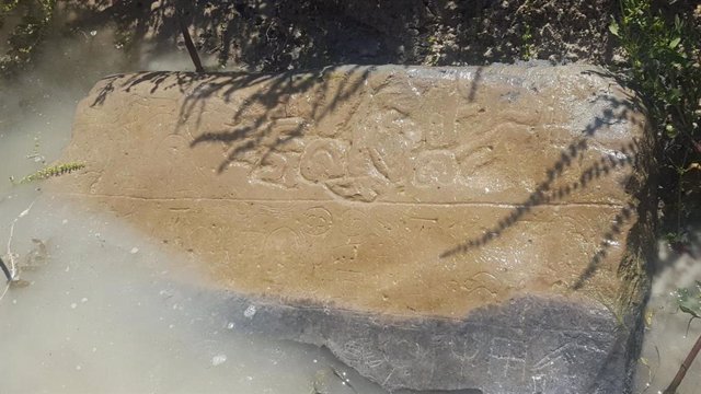 Un consejo de un agricultor turco local llevó a los arqueólogos a esta piedra medio sumergida en un canal de riego. Inscripciones del siglo VIII a.C. Todavía son visibles