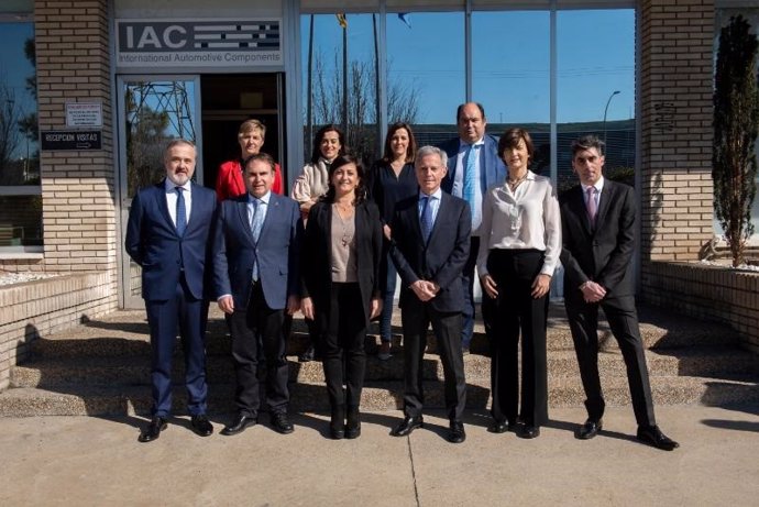 Visita a la planta de IAC Group de Agoncillo en la que ha participado la presidenta del Gobierno de La Rioja, Concha Andreu, y el consejero de Desarrollo Autonómico, José Ignacio Castresana