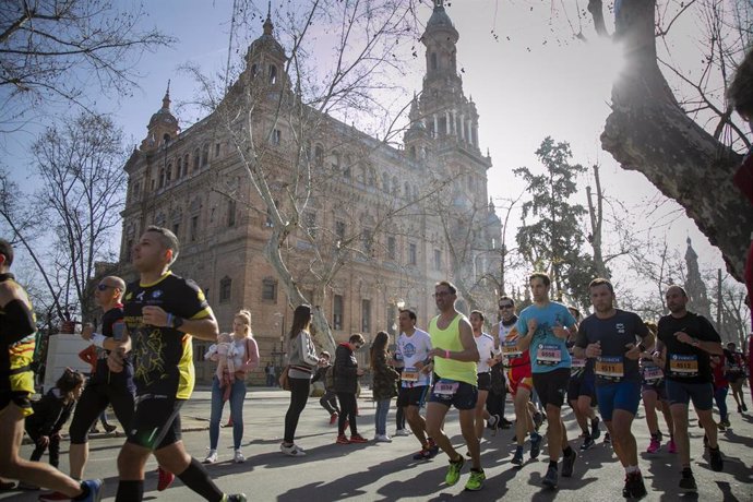 Maratón Zurich Sevilla a su paso por la Plaza de España. 