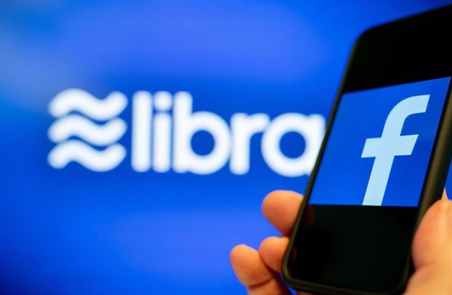 FILED - 27 June 2019, Berlin: An illustration picture shows the logos of the Internet company Facebook (R) and the global digital currency Libra. Photo: Kay Nietfeld/dpa