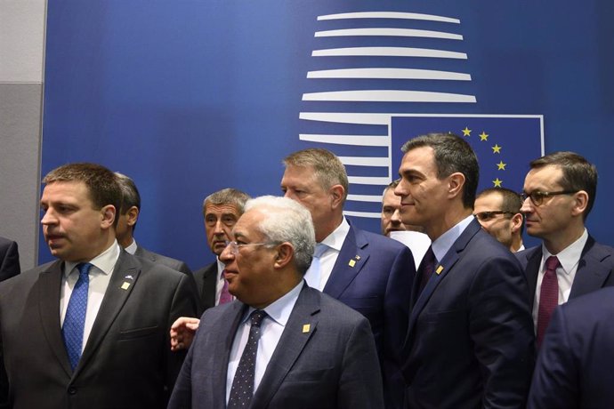El primer ministro de Portugal, Antonio Costa y el presidente del Gobierno, Pedro Sánchez, junto a otros líderes europeos durante la segunda jornada del Consejo Europeo extraordinario
