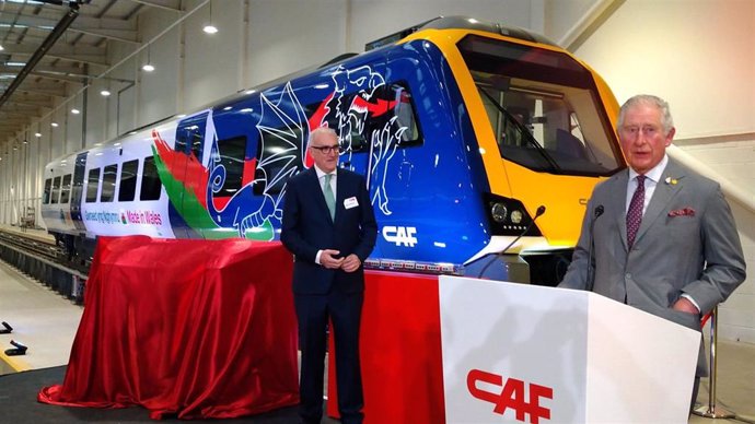 El Príncipe de Gales visita la fábrica de CAF en Gales