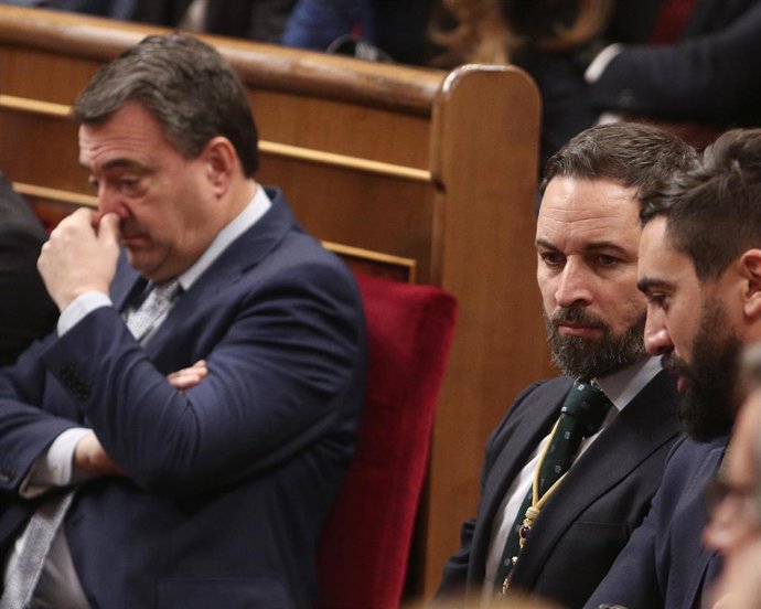 El portavoz del PNV en el Congreso, Aitor Esteban y el presidente de Vox, Santiago Abascal, en el Pleno del Congreso