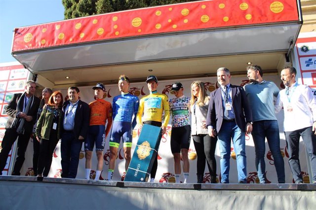 Foto de familia tras la etapa de la Vuelta Ciclista a Andalucía finalizada en Úbeda (Jaén)