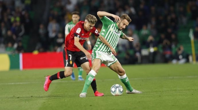 Loren se lleva un balón ante un rival en el Betis-Mallorca