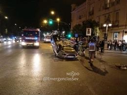 Accidente con vuelco de coche en el Paseo Colón de Sevilla
