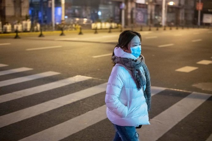 Imagen de una mujer en Shanghái con una mascarilla en medio del brote del nuevo coronavirus. 