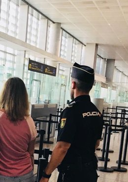 Un agente de la Policía Nacional en el aeropuerto.