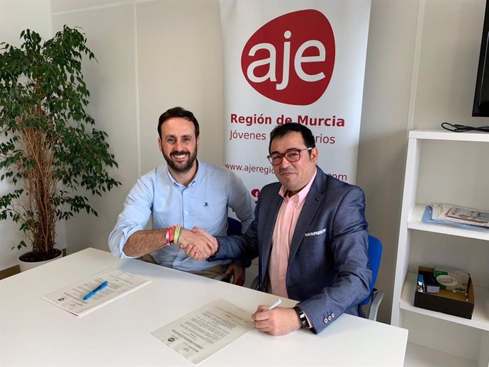 Firma del acuerdo entre los dirigentes de AJE Región de Murcia y Blockchain Murcia