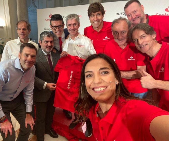 Autofoto de los deportistas del Reto Mi Primer Maratón de Banco Santander: Fermín Cacho, Rafa Pascual, Pedro García, Julio Salinas y Eli Pinedo, con los tutores Abel Antón y Martín Fiz