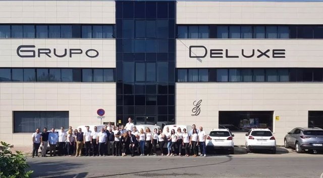 Imagen de la plantilla del Grupo Deluxe a las puertas de sus oficinas en Granada