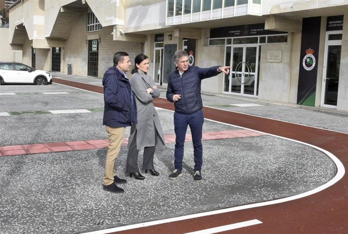 La alcaldesa, Gema Igual, el vicepresidente del Racing, Pedro Ortiz, y el concejal de Fomento, Movilidad Sostenible y Vivienda, Cesar Díaz, en el entorno del campo de fútbol del Sardinero