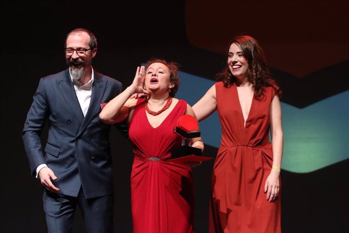 Fele Martínez y Ana Arias entregan un premio Círculo Rojo a la autora Macarena Muñoz