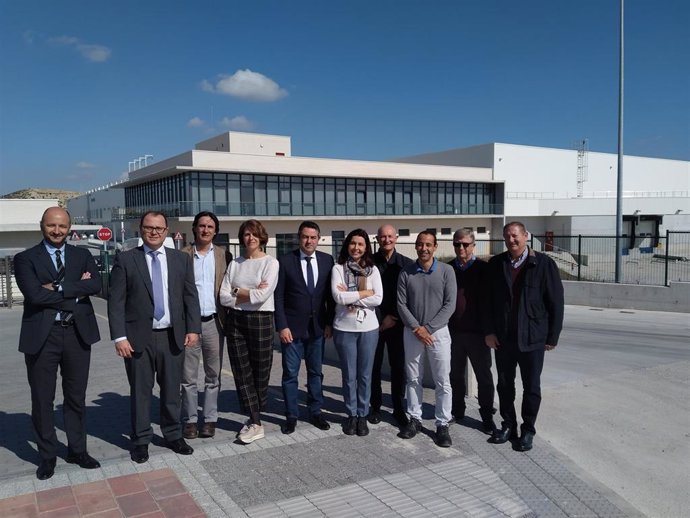 Imagen de la nueva planta de Alvalle; y fotografías de la visita del alcalde y los responsables de Alvalle al Museo de la Huerta