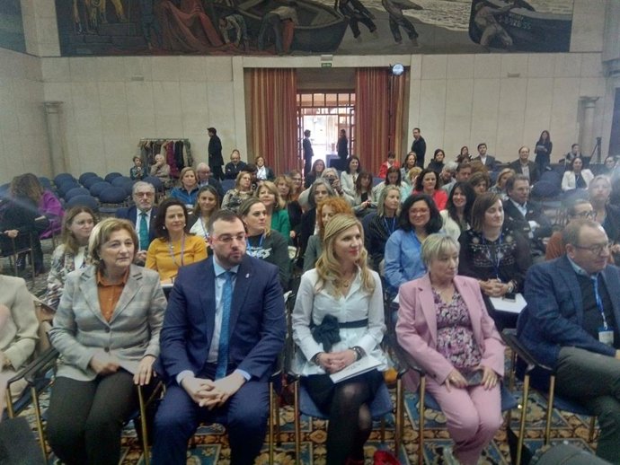 Adrián Barbón, segundo por la izquierda