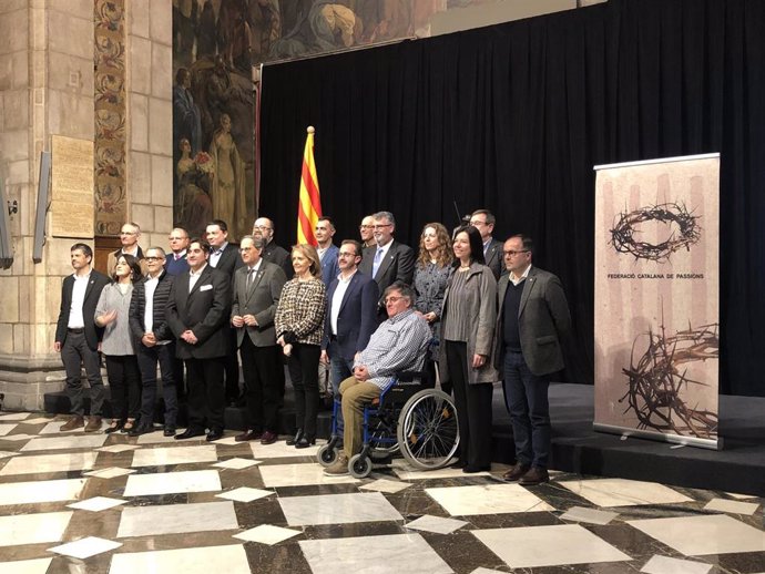 El presidente de la Generalitat, Quim Torra, y la consellera de Cultura, Maringela Vilallonga, participan en la presentación de la Temporada 2020 de Passions en el edificio de la Generalitat, junto a miembros de los municipios que participan este año.