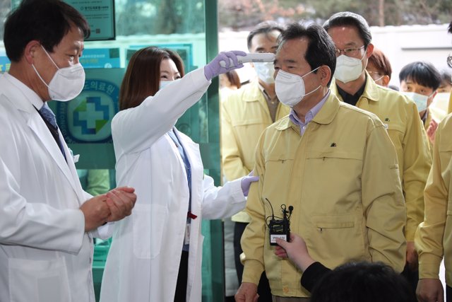 El primer ministro de Corea del Sur, Chung Sye Kyun, con mascarilla por el coronavirus