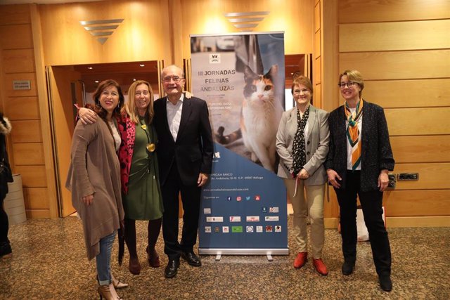 El alcalde, Francisco de la Torre, y la concejal delegada de Sostenibilidad Medioambiental, Gemma del Corral, asisten a las III Jornadas Felinas Andaluzas.