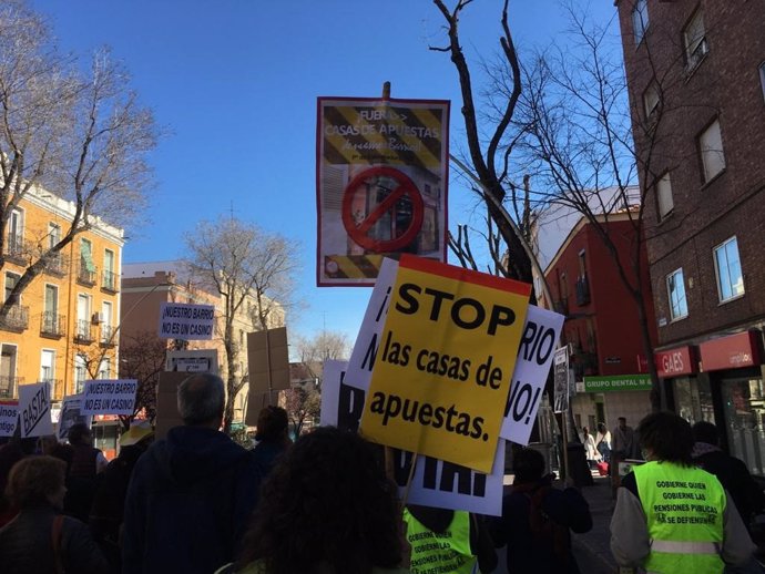 Un centenar de vecinos de Latina exige el cierre de los locales de apuestas al grito de "No es ocio, es un negocio"