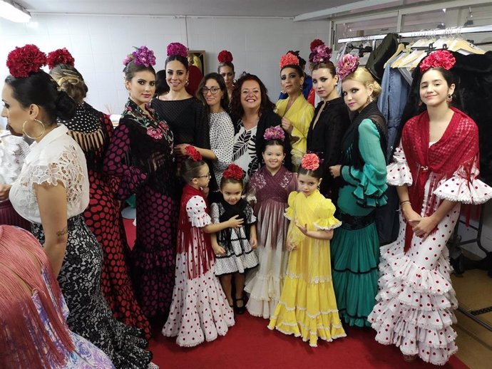 Desfile de moda flamenca en el mercado de abastos de Los Remedios