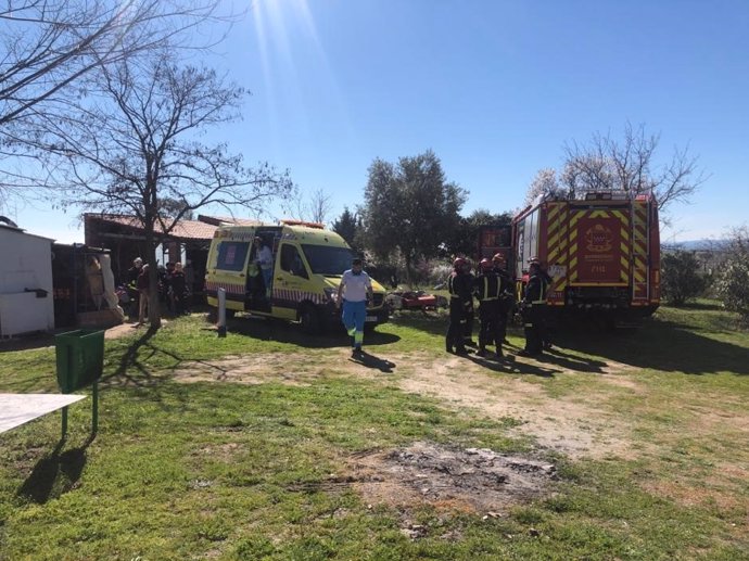 Herido un hombre de 74 años tras volcar un tractor que le ha atrapado las piernas en Villanueva de la Cañada
