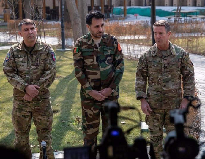 El general Austin Scott Miller (izquierda) junto al ministro de Defensa afgano, Asadulá Jalid