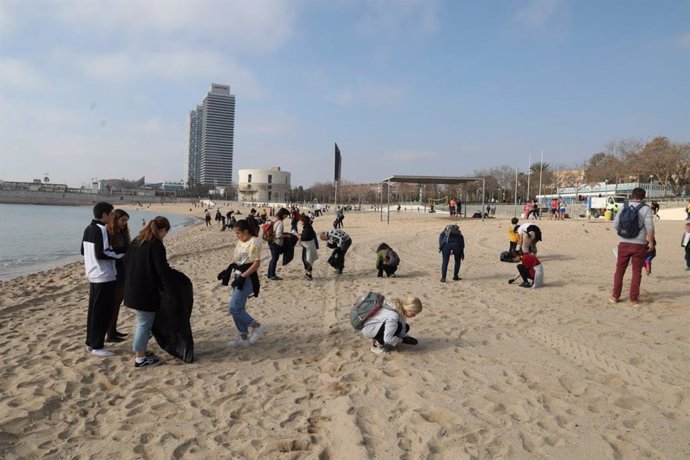 El Ayuntamiento de Barcelona y entidades ecologistas organizan una recogida de residuos en el litoral de Barcelona
