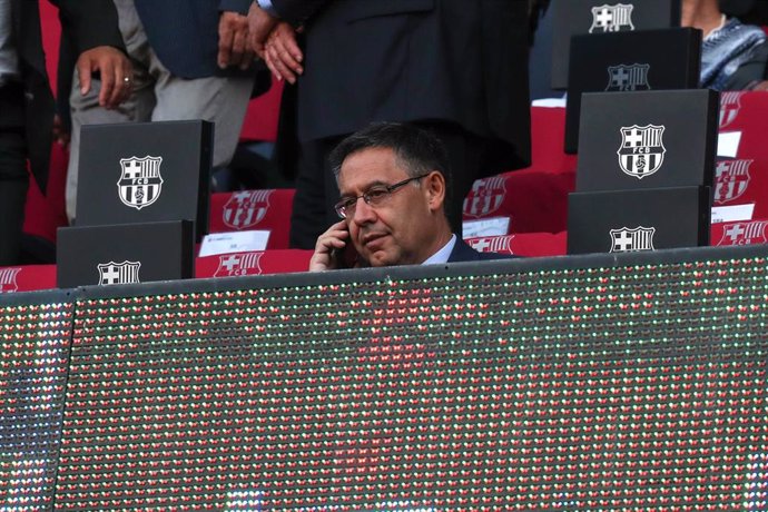 El presidente del FC Barcelona Josep Maria Bartomeu en el palco del Camp Nou