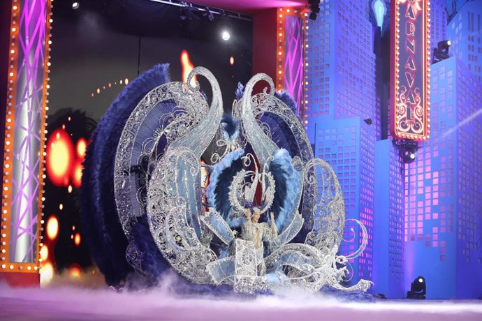 Sara Cruz Teja, La Reina Del Carnaval De Santa Cruz De Tenerife 2020, Desfila En La Cabalgata Anunciadora Del Carvanal