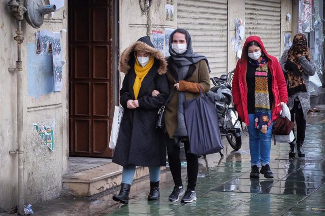 Imagen de varias personas en Irán con mascarillas. 