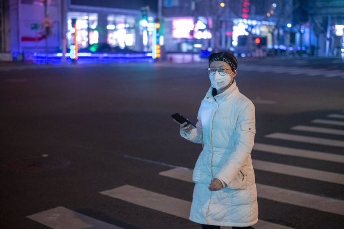 Imagen de una mujer con una mascarilla en Shanghái. 