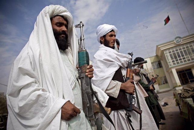 Imagen de combatientes talibán entregando sus armas en Herat.