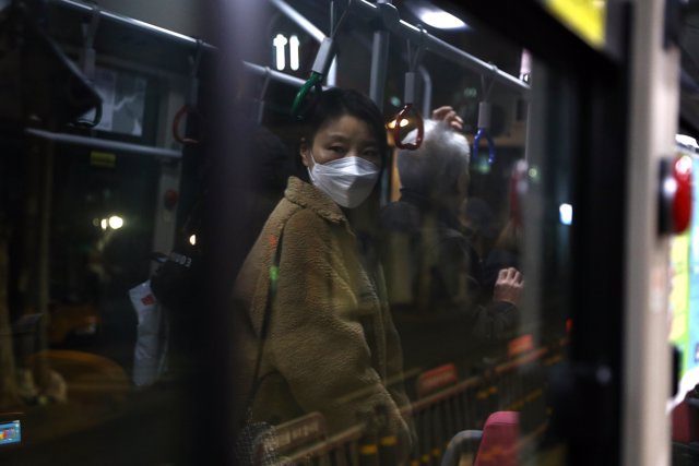 Una mujer con una mascarilla en Corea del Sur