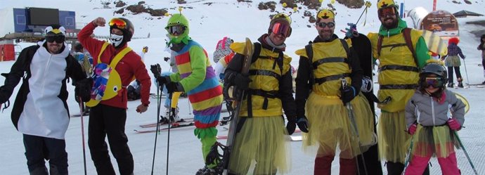 Esquiadores se disfrazan en el descenso de carnaval de Sierra Nevada
