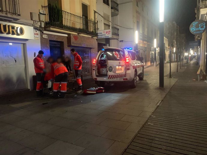 Efectivos de Cruz Roja intervienen en una asistencia durante el Carnaval de Badajoz