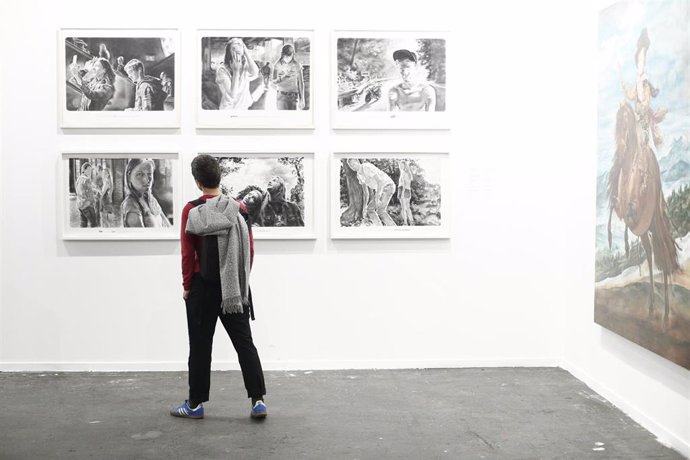 Una persona disfruta de algunas de las obras expuestas en la 38 edición de la Feria Internacional de Arte Contemporáneo ARCOmadrid.     