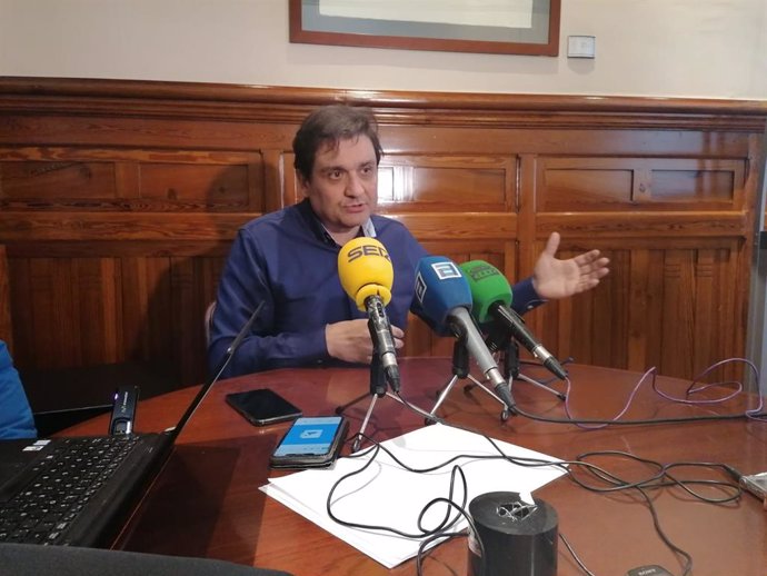 Alejandro Suárez atendiendo a los medios de comunicación.