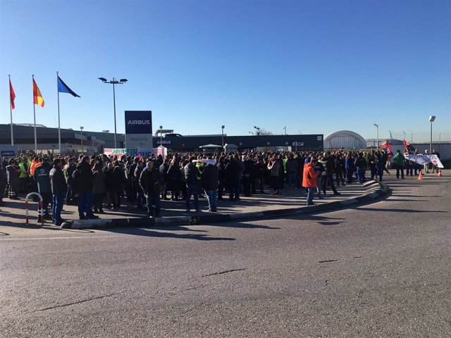 Concentración de trabajadores de Airbus en Getafe en protestar por los despidos