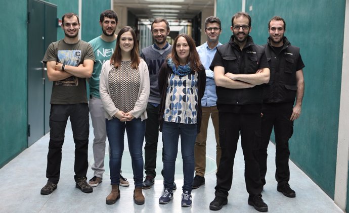 Foto de grupo de los investigadores de la UPNA junto a los técnicos de la empresa BeePlanet que han instalado dos baterías de segunda vida en la microrred de la Universidad.