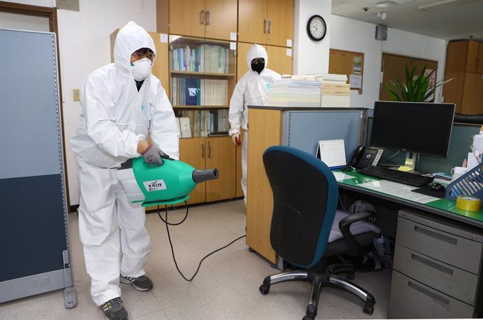 Un home desinfecta una oficina del Govern enmig del brot del nou coronavirus.   