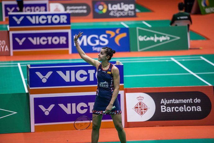 La jugadora de bádminton Carolina Marín, saluda tras jugar un partido en el Masters de España 2020 celebrado en el Pabellón Vall d'Hebron de Barcelona