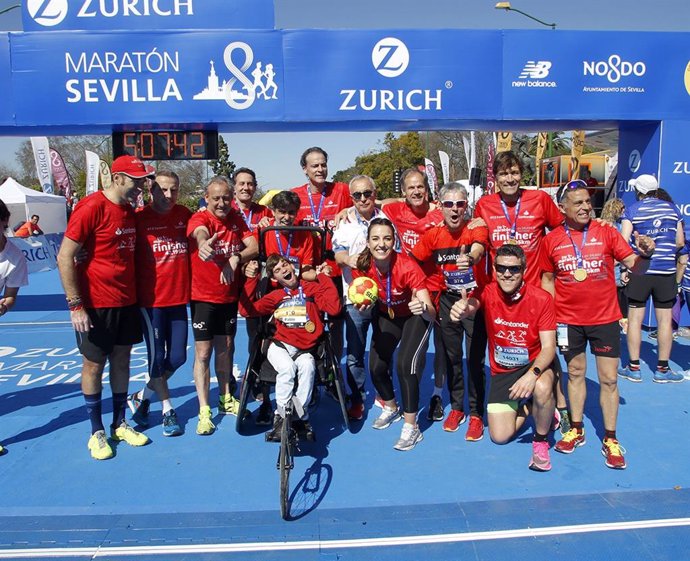 El equipo 123aCorrer de Banco Santander cumple con el reto de correr por primera vez un maratón en el Zúrich Maratón de Sevilla