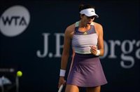 Muguruza supera un exigente debut en Doha