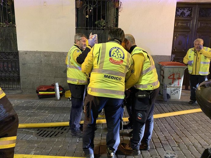 Efectivos del Samur-Protección Civil atiende a un hombre por inhalación de humo tras un incendio en la calle Madera, en el distrito Centro de Madrid.
