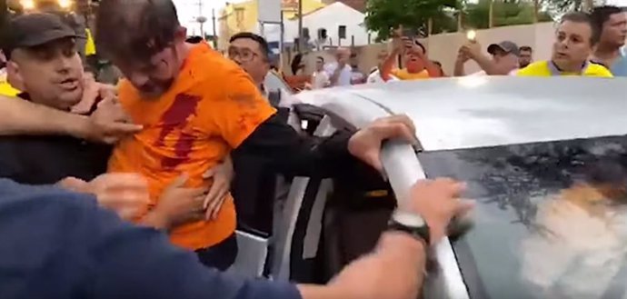 El senador Cid Gomes es alcanzado por dos disparos cuando intentaba romper el bloqueo que la Policía Militar había organizado en el municipio de Sobral, en el norte de Brasil, con motivo de sus reivindicaciones por mejoras salariales.