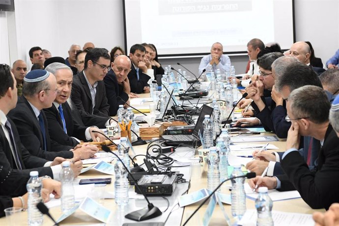 El primer ministro de Israel, Benjamin Netanyahu, junto con funcionarios del Ministerio de Salud tratando la cuestión del coronavirus en el país, después de que unos turistas surcoreanos dieran positivo.