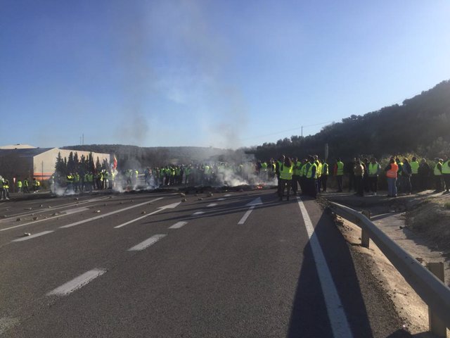 Agricultores cortan carreteras en Jaén