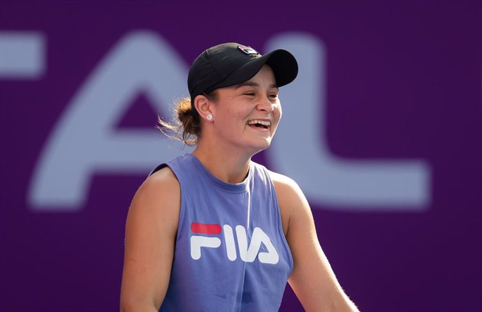 La tenista australiana Ashleigh Barty sonríe durante un entrenamiento