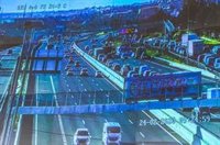 Un camión lleno de cerdos choca contra un guardarraíl de la A-6 y deja cinco heridos