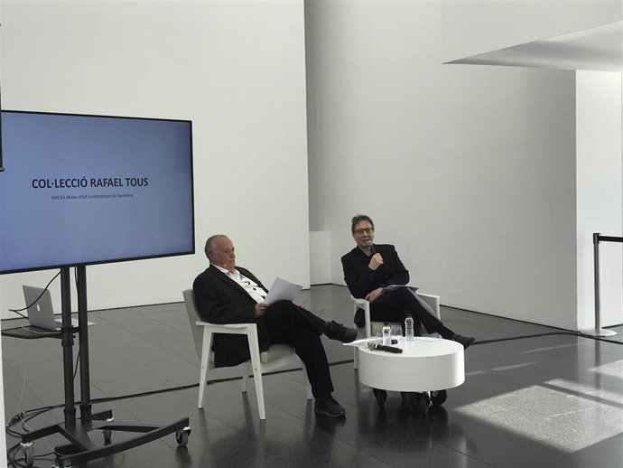 El coleccionista Rafael Tous y el director del Macba Ferran Barenblit en rueda de prensa, el 24 de febrero de 2020.